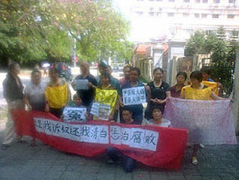 部份訪民在法院門外高舉橫額抗議司法不公。(相片由現場人士提供)