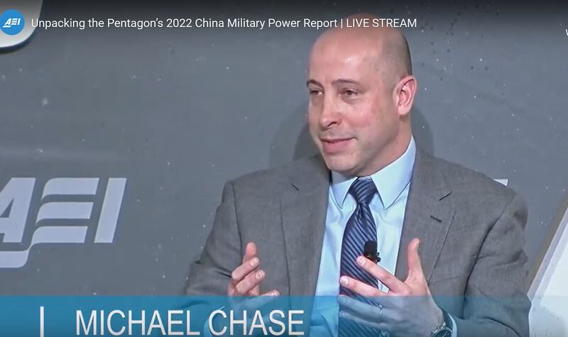美国国防部中国事务助理副部长蔡斯(Michael Chase)在讨论会上提到，美国正致力于强化台湾军方保卫自身的能力。（视频截图/AEI）