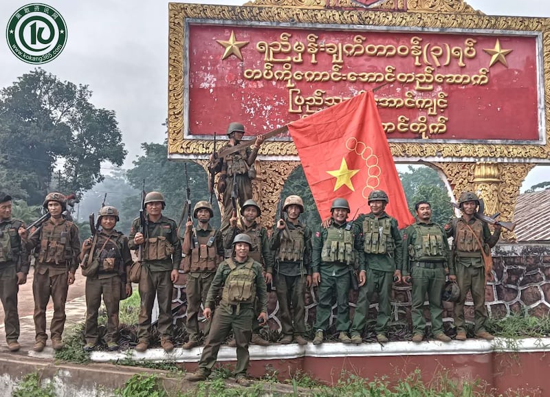 ရှမ်းပြည်နယ်မြောက်ပိုင်း လားရှိုးမြို့အခြေစိုက် အရှေ့မြောက်တိုင်းစစ်ဌာနချုပ်ရှေ့တွင် တွေ့ရသည့် ကိုးကန့်တပ်ဖွဲ့ (MNDAA) ဝင်များကို ၂၀၂၄ ခုနှစ် သြဂုတ်လ ၃ ရက်နေ့က တွေ့ရစဉ်။ (Photo: Kokang Info)