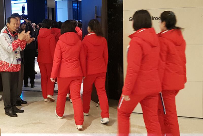 ‘철수 소동' 후 다시 만찬장으로 들어가는 북한 응원단.