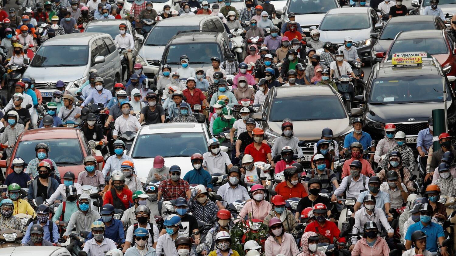 Giao thông ở Hà Nội ngày 25/5/2020 sau khi dỡ bỏ hạn chế đi lại trong đợt Covid-19