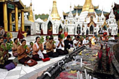 prayer_shwedagon_200px.jpg