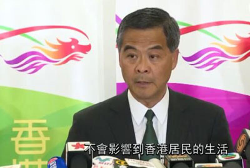 2015年3月6日，香港行政長官梁振英總結北京行程時表示，就深圳“一簽多行”政策，中央不希望收緊。（香港政府新聞網）