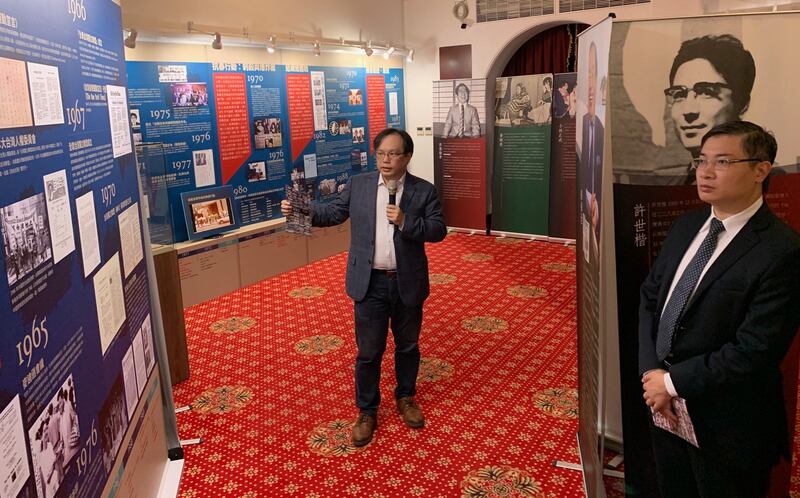 在台港人林荣基、桑普应基进党邀请，在人权日参观台独运动五十年特展。（记者夏小华摄）