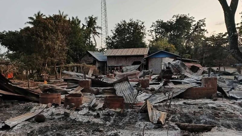 စစ်ကိုင်းတိုင်း၊ ကန့်ဘလူမြို့နယ် ရွှေဘို-မြစ်ကြီးနား ကားလမ်းဘေး လမ်းဆုံရွာက မီးရှို့ခံရသောနေအိမ်များကို ၂၀၂၅ ခုနှစ်၊ ဇန်နဝါရီလ ၂ ရက်နေ့က တွေ့ရစဥ်။ (Facebook/ ကန့်ဘလူခရိုင် -တပ်ရင်း ၄ ဓာတ်ပုံ)