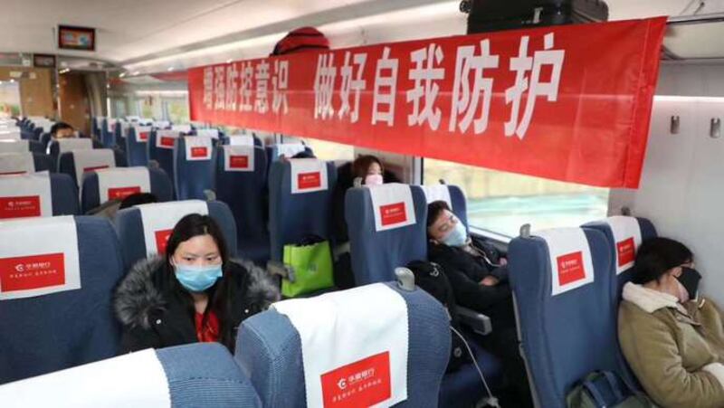 乘坐列车复工的人们。（微博图片）
