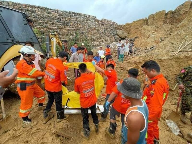 တာချီလိတ်တွင် မြေပြိုကျပြီး သေဆုံးခဲ့သည့် ရုပ်အလောင်းနှစ်လောင်းအား ၂၀၂၃ ခုနှစ်၊ မေလ ၁၄ ရက်နေ့က လူမှုကူညီရေးအသင်းမှ သယ်ဆောင်ခဲ့စဉ်။ (ဓာတ်ပုံ - ဦးလှမိုး တာချီလိတ်လူမှုကူညီရေးအသင်း)