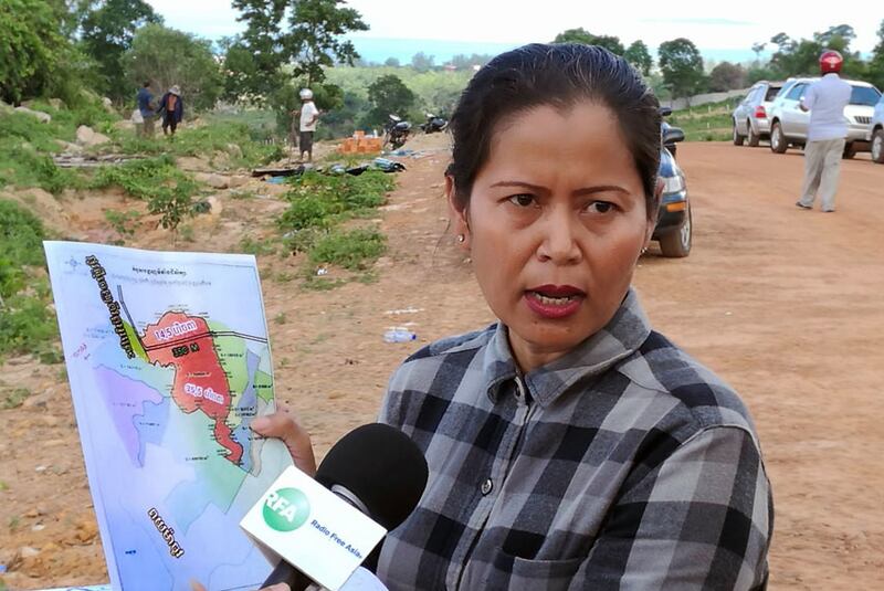 លោកស្រី រ៉ែម ផលចាន់ល្លី ពលរដ្ឋ​មាន​ទំនាស់​ដីធ្លី​ជាមួយ​ភាគី​លោក នេត សាវឿន និង​លោក​ឧកញ៉ា ស៊ី គង់ទ្រីវ ក្នុង​ខេត្ត​ព្រះសីហនុ បង្ហាញ​ឯកសារ​ព្រំ​ដី​ដល់​អ្នក​កាសែត នៅ​ថ្ងៃ​ទី​២២ ខែ​កក្កដា ឆ្នាំ​២០១៦។