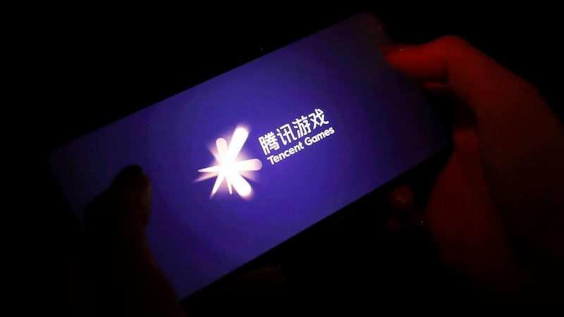 手机上显示腾讯游戏的标志。(路透社)