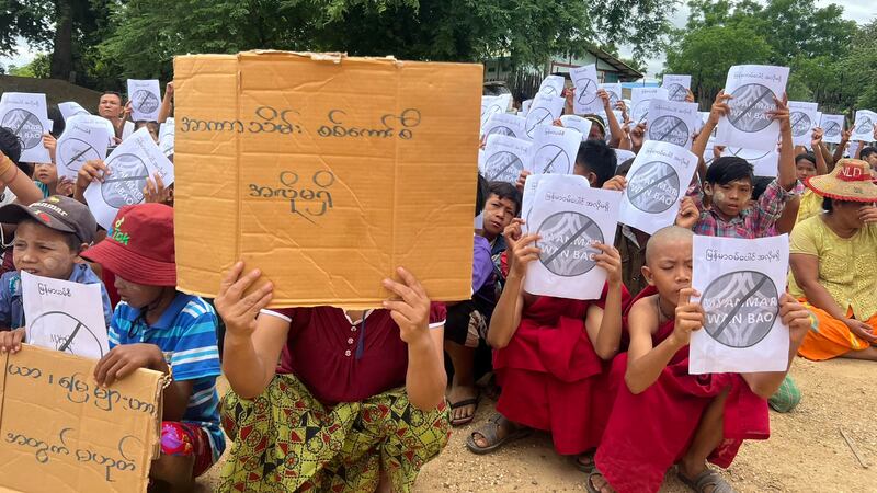 စစ်ကိုင်းတိုင်း၊ ဆားလင်းကြီးမြို့နယ်မှာ ဒေသအခြေစိုက် သပိတ်အင်အားစုတွေနှင့် ဒေသခံတွေ ပူးပေါင်းပြီး ဝမ်ပေါင်ကုမ္ပဏီအား စစ်ကောင်စီနှင့် ပူးပေါင်းဆောင်ရွက်တာတွေရပ်ဖို့ ၂၀၂၃ ခုနှစ် ဩဂုတ်လ ၈ ရက်နေ့က ဆန္ဒပြနေကြစဉ်။ ( Photo : Chaw Su Han/Facebook)