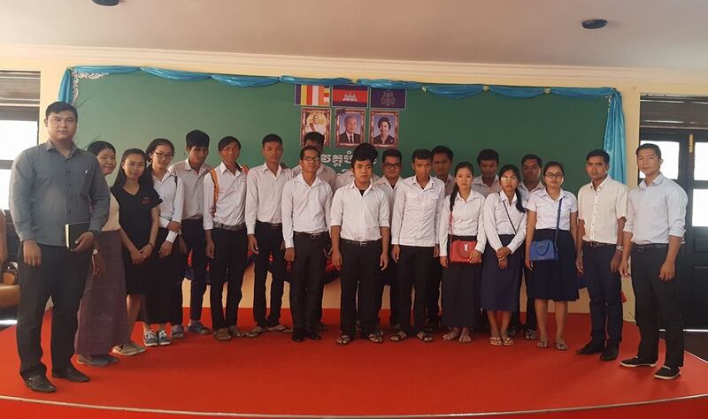ក្រុមនិស្សិតពិការភ្នែករៀននៅតាមសាកលវិទ្យាល័យនានា ក្នុងរាជធានីភ្នំពេញ។