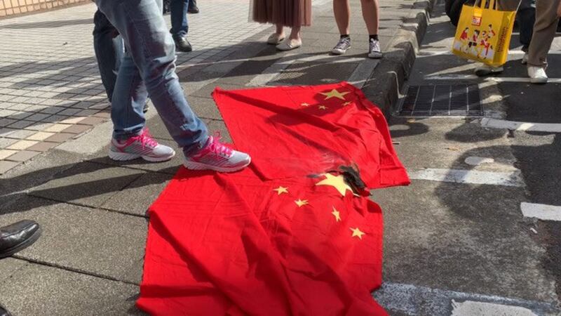 台联赴移民署前呼吁禁止港警等来台,并焚烧五星旗。(记者 黄春梅摄)