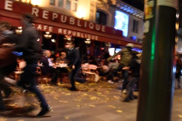 Người dân bỏ chạy hôm xảy ra vụ khủng bố ở Paris vào chiều ngày thứ sáu 13 tháng 11 năm 2015.