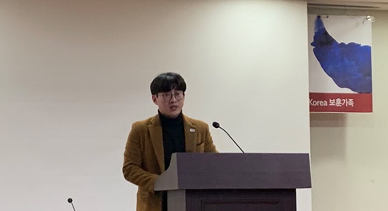 12일 한국 국회에서 열린 ‘국군 장병의 권익과 보훈, 혁신 방향과 과제' 토론회에서 발언하고 있는 전준영 천안함 생존자 예비역 전우회장.