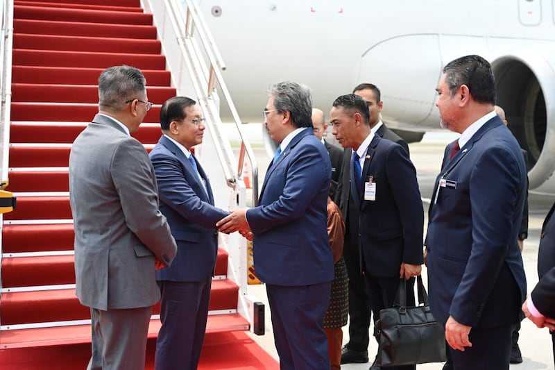 ဝေဖန်ကန့်ကွက်ဆန္ဒပြမှုတွေကြားက ဦးမင်းအောင်လှိုင် မလေးရှားနိုင်ငံခရီးစဥ် စတင်