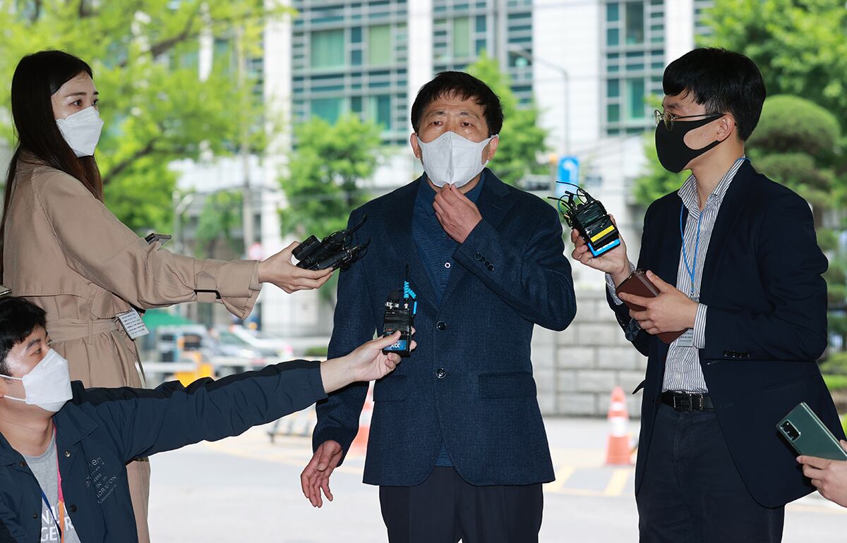 지난달 두 차례에 걸쳐 비무장지대(DMZ) 인근에서 대북전단을 살포했다고 밝힌 박상학 자유북한운동연합 대표가 10일 종로구 서울경찰청에 조사를 받기 위해 출석하며 입장을 밝히고 있다.
