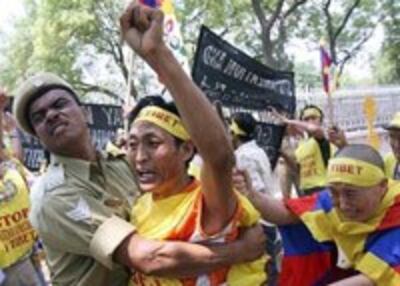 tibet-railway-protest200.jpg