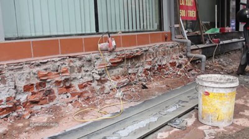 Vỉa hè bị đập nham nhở.
