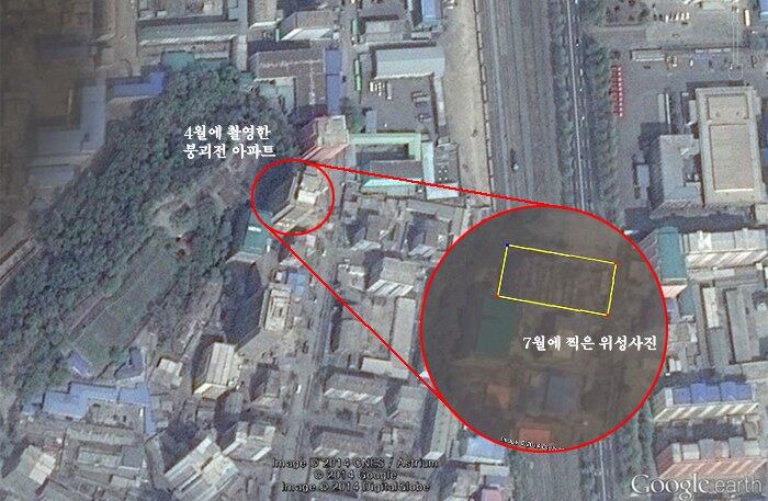 평양시 평천 구역의 위성사진. 지난 4월 아파트 붕괴전 찍은 사진과 7월에 촬영한 사진(큰 원).
