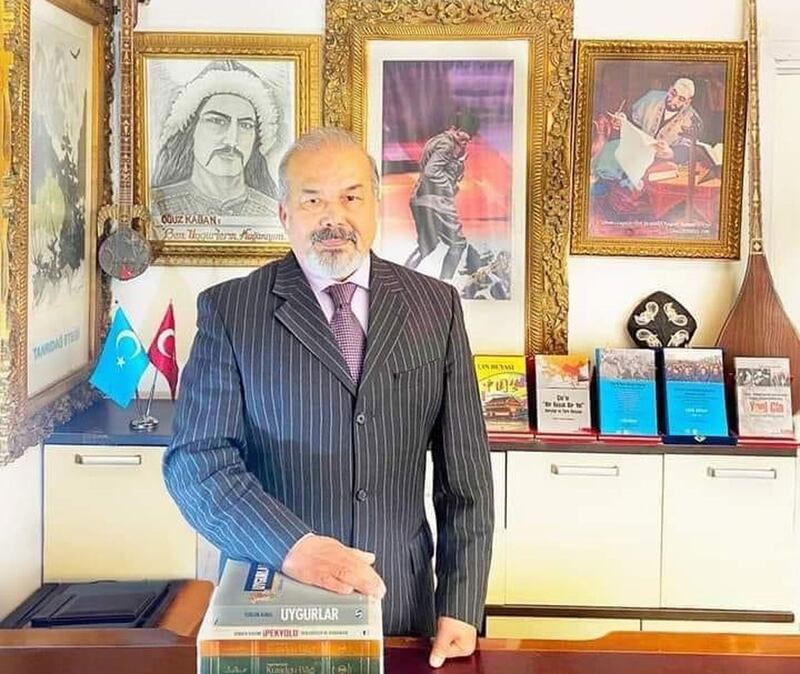 دوكتور پەرھات قۇربان تەڭرىتاغلى ئىستانبۇلدىكى ئىشخانىسىدا. 2023-يىلى 4-ئاي، ئىستانبۇل