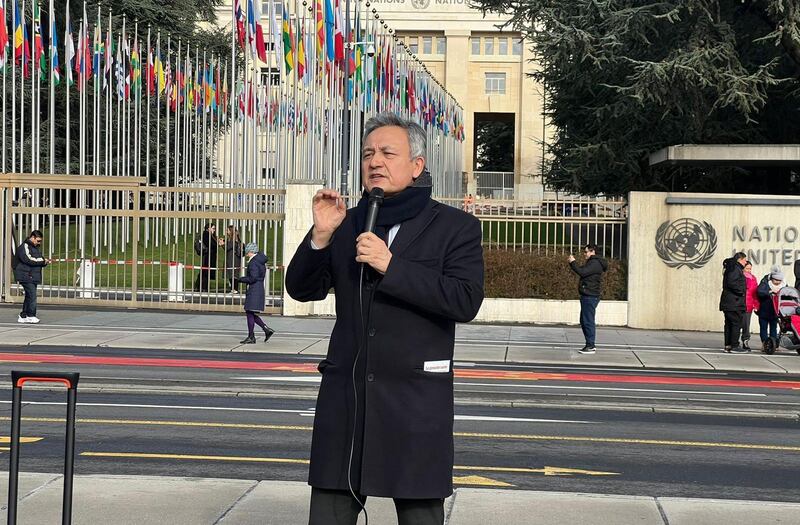 دولقۇن ئەيسا ئەپەندى يىغىن ئاخىرىدا نامايىشچىلارغا يىغىن مەيدانىدىكى ئەھۋالدىن قىسقىچە دوكلات بەرمەكتە. 2024-يىلى 23-يانۋار، جەنۋە.