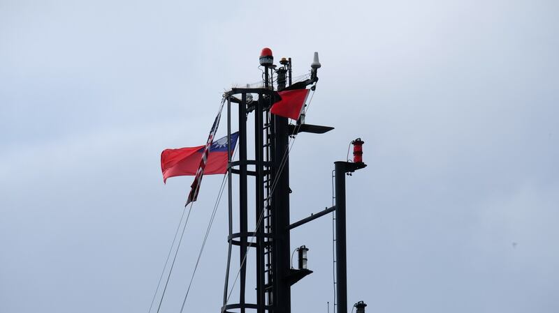 美国海军科学研究船“莎莉莱德号”高挂美国国旗和台湾青天白日旗，进入台湾基隆港停靠。（林姓民众提供）