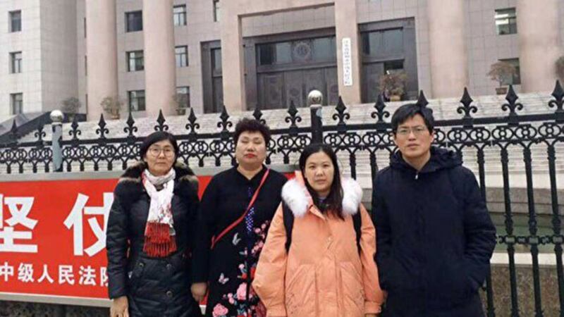 图为，2019年12月23日，余文生律师妻子许艳（右二）与王宇（左一）、蔺其磊律师（右一）及两名公民到达江苏省徐州市，向省高院提出控诉，要求立即无条件释放余文生律师。（许艳提供）