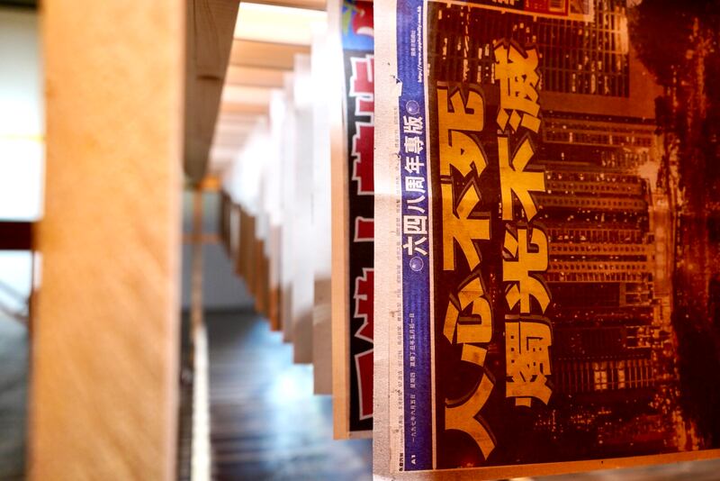 主辦方鼓勵參觀者從報紙架拿報紙到光管桌上面觀看，珍惜拿上手看報紙的機會。（淳音攝）