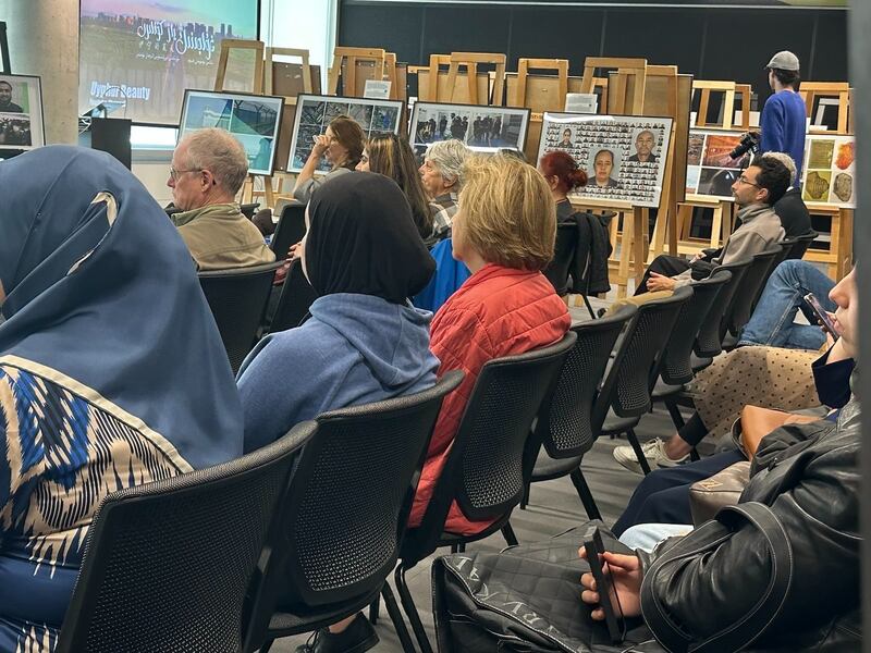 «ئۇيغۇرلارنى خەلقئارالىق قوللاش» (International Support for Uyghurs) تەشكىلاتى ئۇيۇشتۇرغان «مۇستەملىكىچىلىكنىڭ لىنزىسى ئارقىلىق ئۇيغۇر قىرغىنچىلىقىنى تونۇش» سۈرەت كۆرگەزمىسىدىن كۆرۈنۈش، 2023-يىلى 27-سېنتەبىر، مونترېئال
