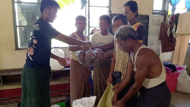 ရခိုင်ပြည်နယ်၊ သံတွဲမြို့နယ်အတွင်းရှိ စစ်ဘေးဒုက္ခသည်များအား ၂၀၂၄ ခုနှစ်၊ စက်တင်ဘာလအတွင်း ကူညီထောက်ပံ့ခဲ့စဉ်။ (ဓာတ်ပုံ - လေးဝတီ စစ်ဘေးရှောင်ကူညီထောက်ပံ့ရေးအဖွဲ့)
