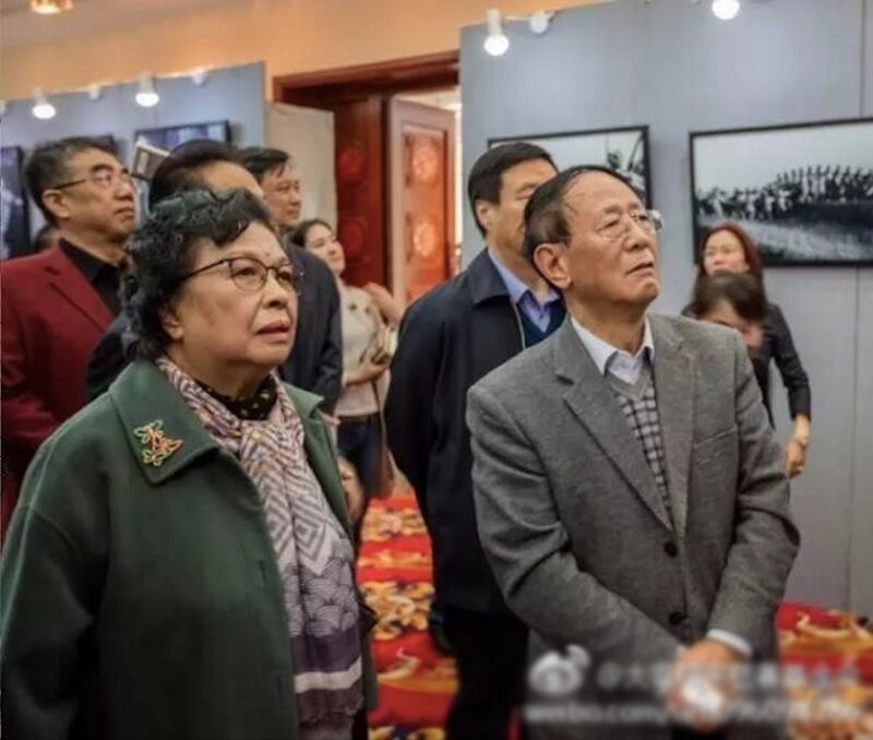 陶斯亮（左）與中共總書記胡耀邦總之子胡德平觀看展覽。（微博圖片）