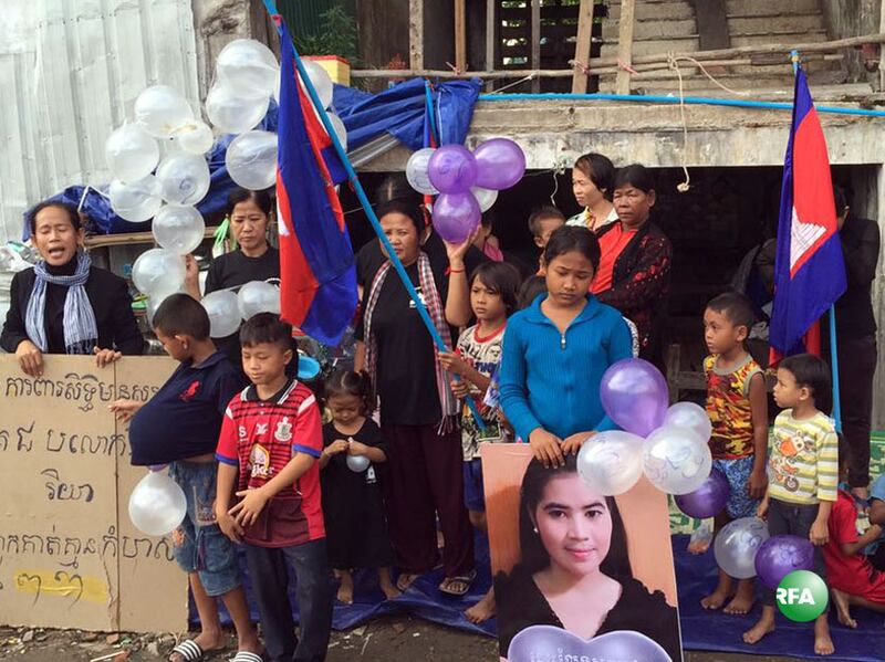 ពលរដ្ឋ​ក្នុង​សហគមន៍​បុរីកីឡា​ធ្វើ​យុទ្ធនាការ​ថ្ងៃ​ច័ន្ទ​ពណ៌​ខ្មៅ នៅ​ថ្ងៃ​ទី​២១ ខែ​វិច្ឆិកា ឆ្នាំ​២០១៦។ RFA/Ou Banung