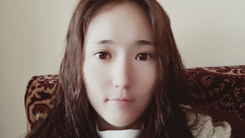 女儿巴哈特阿力·如札,曾经与国保人员发生争执,奋不顾身的保护爸爸。(巴哈特阿力·如札提供)