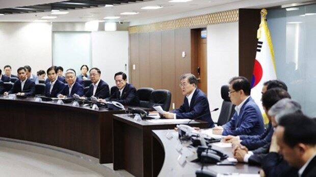 문재인 대통령이 지난달 29일 북한이 자강도 일대에서 동해상으로 탄도미사일로 추정되는 발사체를 기습 발사한 것과 관련해 긴급 국가안전보장회의(NSC) 전체회의 소집해 발언하고 있다.