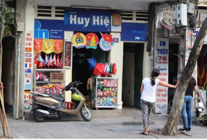 Phố chuyên bán huy hiệu và cờ ở Hà Nội. RFA photo