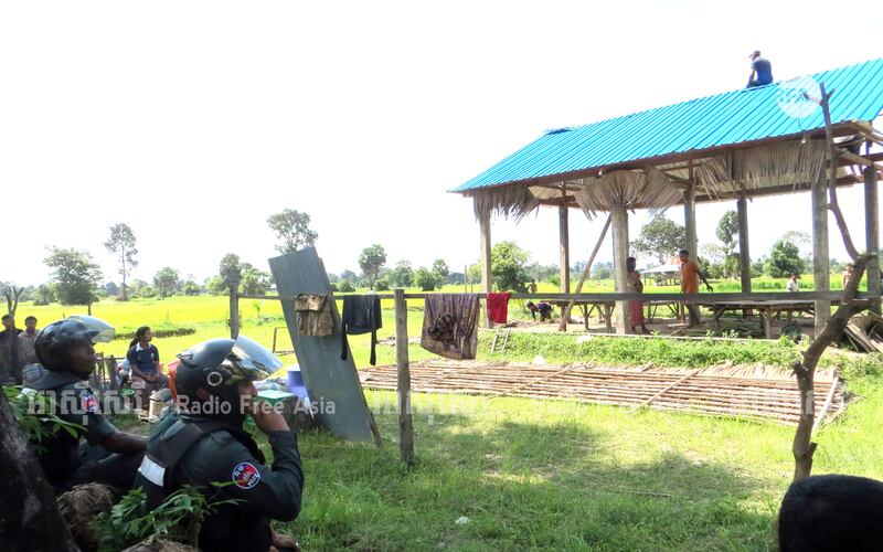 កម្លាំង​ចម្រុះ​របស់​អាជ្ញាធរ​អប្សរា និង​សមត្ថកិច្ច​ខេត្ត​សៀមរាប ចុះ​អនុវត្ត​ការ​រុះរើ​ខ្ទម​ដែល​ទើប​សង់​ថ្មី​ក្នុង​តំបន់​ការពារ​ទី​១ នៃ​ឧទ្យាន​អង្គរធំ ក្នុង​ភូមិ​លាងដៃ ឃុំ​លាងដៃ ស្រុក​អង្គរធំ ខេត្ត​សៀមរាប ថ្ងៃ​ទី​១០ ខែ​សីហា ឆ្នាំ​២០១៧។ 
