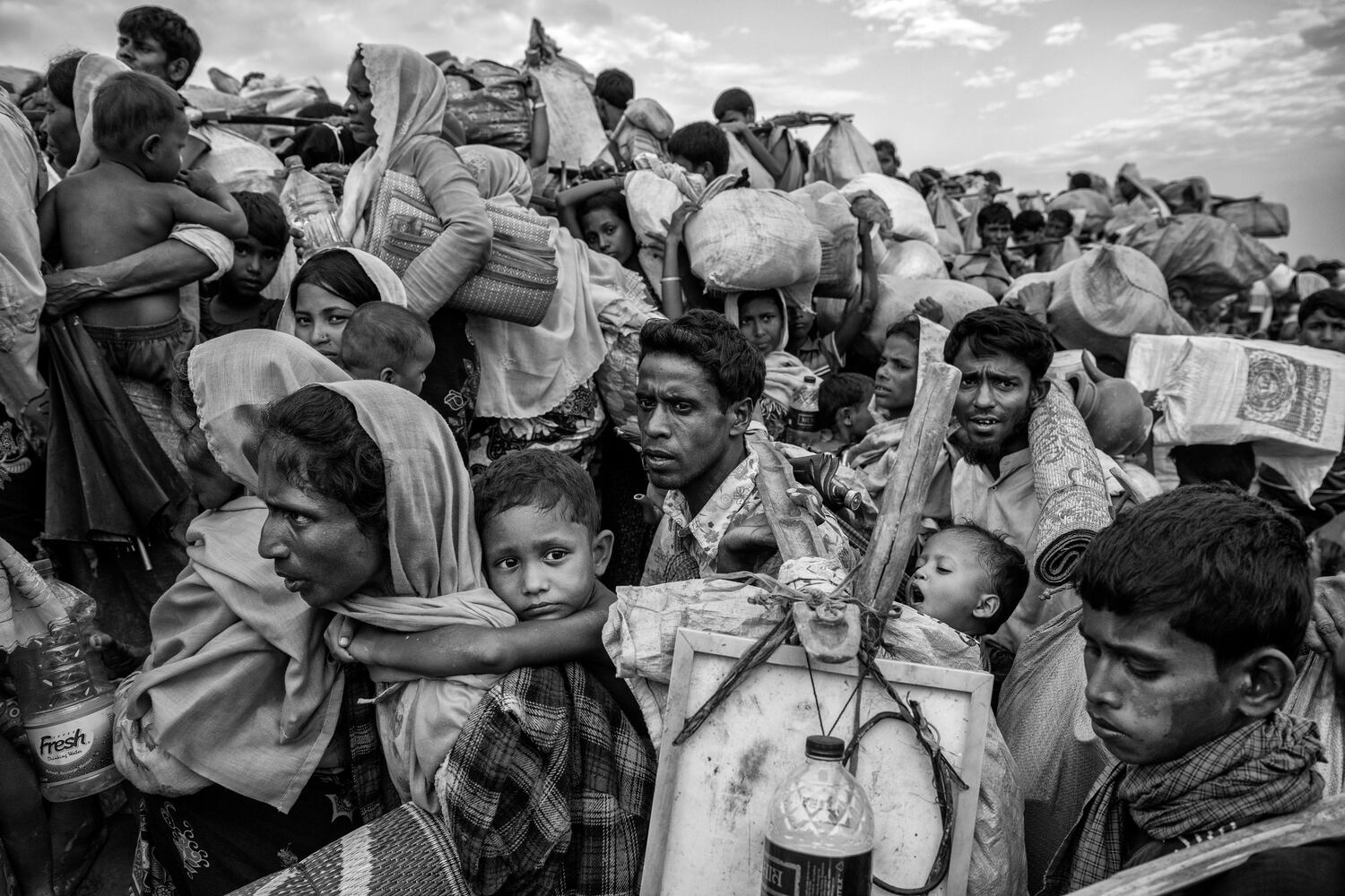 Refugiados musulmanes rohingya que esperan proceder a los campamentos después de cruzar la frontera de Myanmar hacia Bangladesh se agolpan en un terraplén de tierra cerca del río Naf cerca de Anjuman Para en Cox's Bazar, Bangladesh, el 2 de noviembre de 2017. (Kevin Frayer/Getty Images)