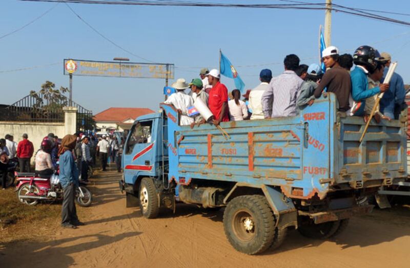 អ្នក​គាំទ្រ​គណបក្ស​ប្រជាជន​កម្ពុជា មក​ប្រមូល​ផ្ដុំ​គ្នា​នៅ​ទីស្នាក់ការ​បក្ស​នា​ខេត្ត​កំពង់ធំ កាល​ពី​ព្រឹក​ថ្ងៃ​ទី​២៧ មករា ឆ្នាំ​២០១៤ ខណៈ​លោក កឹម សុខា ជួបជុំ​អ្នក​គាំទ្រ​នៅ​ទីស្នាក់ការ​បក្ស​របស់​ខ្លួន​ដែរ។