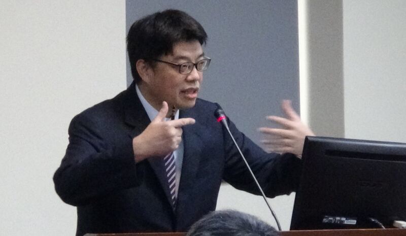 陆委会发言人邱垂正25号在立法院备询质疑韩国瑜密会香港中联办，透露为一国两制背书的错误讯号。（记者夏小华摄）