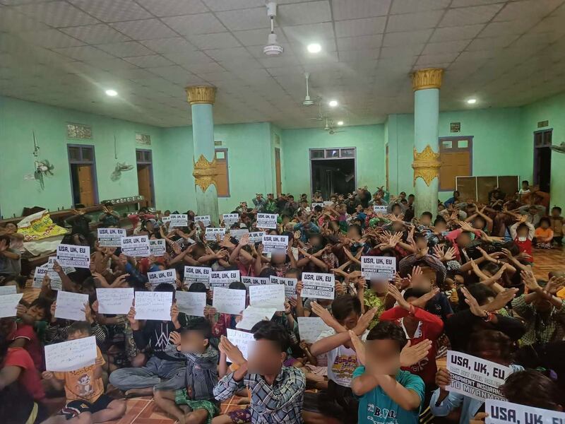စစ်ကောင်စီကို လေယာဉ်ဆီဖြတ်တောက်ရေး ကမ္ဘာလုံးဆိုင်ရာ လူထုလှုပ်ရှားမှုကို ၂၀၂၄ ခုနှစ် မတ်လ ၁၁ ရက်နေ့က မုံရွာမြို့နယ်တွင် ပြုလုပ်ခဲ့စဉ်။ (Photo: Blood Money - သွေးစွန်းငွေ)