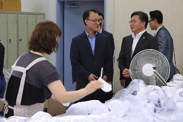 홍용표 통일부 장관(오른쪽)이 10일 오후 경기도 고양시 삼송테크노밸리에 입주한 개성공단 기업을 방문해 업체 관계자와 공장을 둘러보고 있다. 여성 속옷을 생산하는 이 기업은 공단 가동 중단 이후 지난 7월 이곳에 대체 공장을 운영하며 정상화에 노력하고 있다