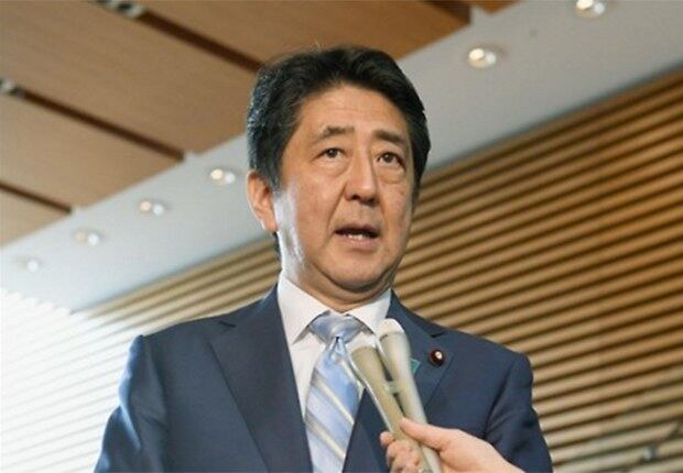  지난 3일 아베 신조(安倍晋三) 일본 총리가 북한의 미사일 발사에 대해 "중대한 위협"이라고 기자들에게 말하고 있다.