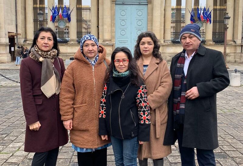 فىرانسىيە پارلامېنتىدا ئۆتكۈزۈلگەن «ئىككىنچى قېتىملىق ‹ئىرقىي قىرغىنچىلىق› نى ئېتىراپ قىلىش قارار لايىھەسى» توغرىسىدا گۇۋاھلىق ئاڭلاش ۋە مۇخبىرلارنى كۈتۈۋېلىش يىغىنىغا قاتناشقان لاگېر شاھىتلىرى دوكتور دىلنۇر رەيھان خانىم بىلەن. 2022-يىلى 17-يانۋار.