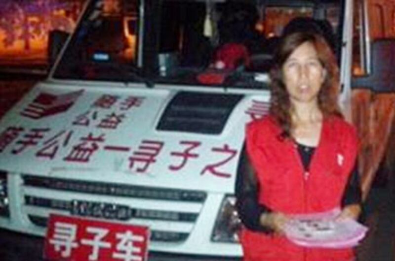 河北廊坊縣的王妹芝尋找兩名兒子巳經18年,近日她跟隨尋子車到處尋子兼做義工。(照片由蕭超華提供)