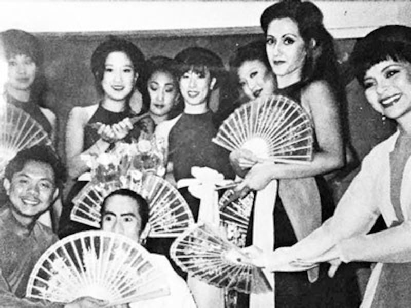 Ca sĩ Ái Vân (ngoài cùng bên phải) cùng các nghệ sĩ hải ngoại biểu diễn tiết mục Đèn cù thu hình ở Las Vegas. File photo.