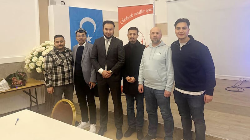 پائالىيەت ئاخىرىدا فوندنىڭ خادىملىرى ۋە بىر قىسىم تۈركلەر بىللە خاتىرە سۈرەتكە چۈشكەن. 2024-يىلى 27-دېكابىر، روتتېردام