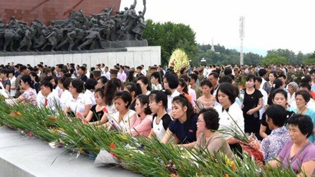 김일성 주석의 사망 23주기인 지난 8일 북한 주민과 장병들 등이 금수산태양궁전을 참배했다고 조선중앙통신이 보도했다.