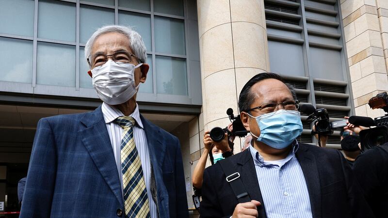 2021年4月1日，香港民主党创党主席李柱铭（左）及前主席何俊仁抵达西九龙法院。 （路透社）