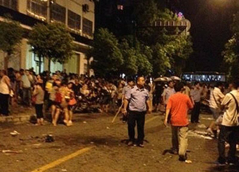 2012年7月27日，張家界導遊被打，包括導遊和途人共上千圍觀，圍堵派出所討說法，期間雙方發生衝突，警方施放催淚彈及辣椒水，多人打傷被捕。（涉事導遊顧琪提供）