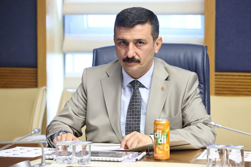 تۈركىيە پارلامېنتى كىشىلىك ھوقۇق كومىتېتى تارمىقىدىكى «ئىسلام قورقۇنچى ۋە ئىرقچىلىققا قارشى تۇرۇش كومىتېتى» نىڭ يىغىنىدا «ئىيى» پارتىيەسىنىڭ پارلامېنت ئەزاسى بولغان يۈكسەل سەلچۇق تۈركئوغلۇ ئەپەندى سۆز قىلماقتا. 2024-يىلى 10-ئۆكتەبىر، ئەنقەرە.